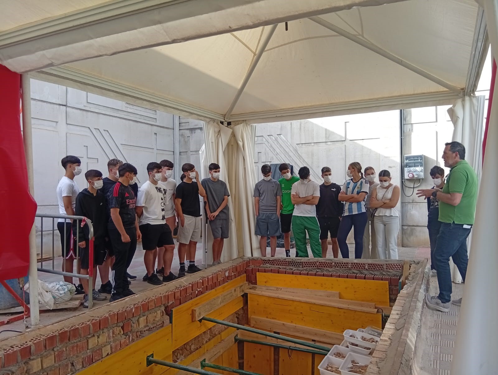 El IES Alvareda visita la fosa común del cementerio