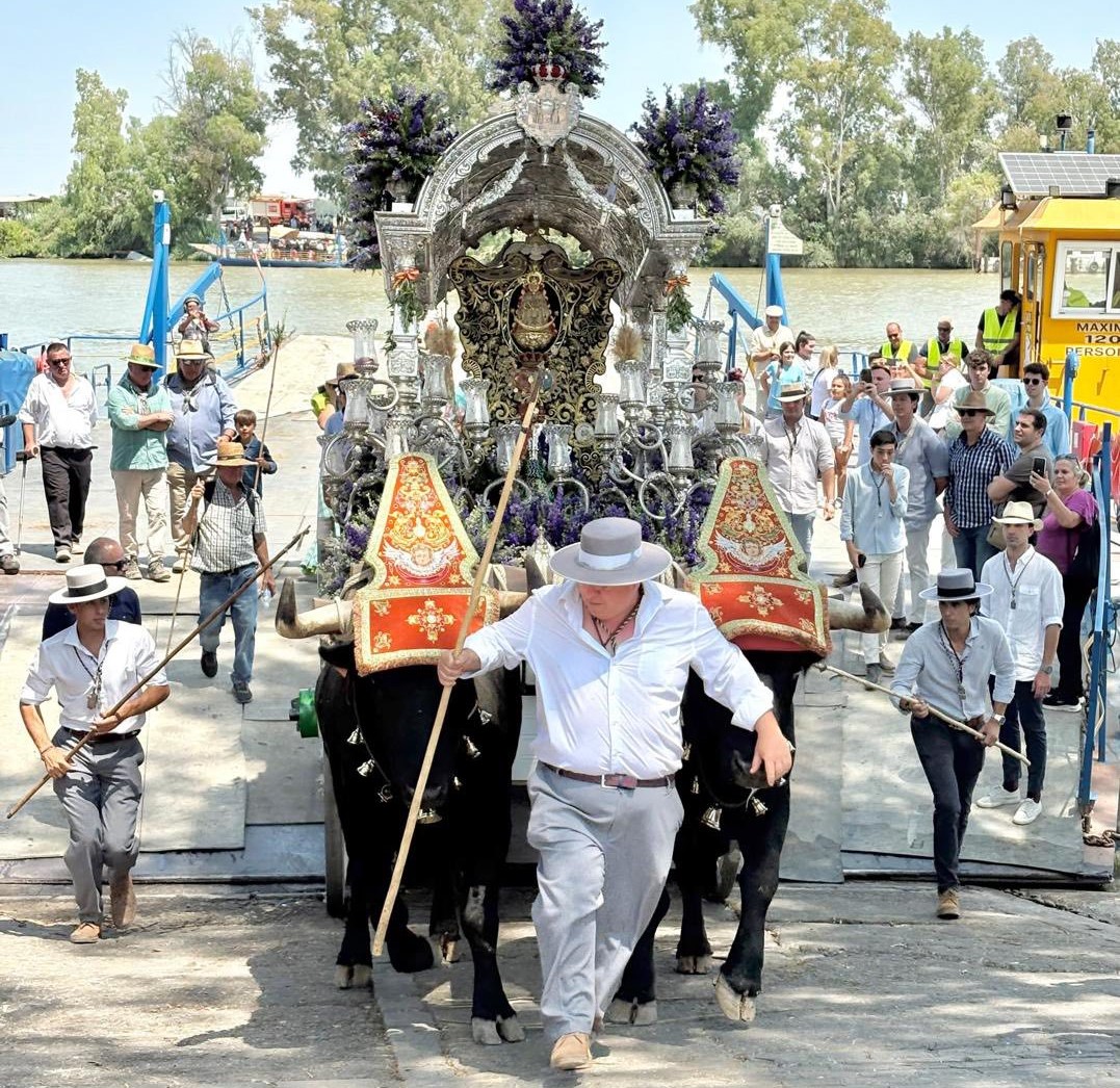 Los rocieros nazarenos inician el camino del Rocío